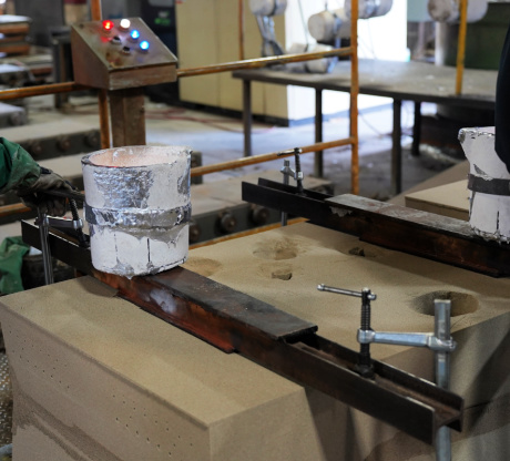 image of air set no bake sand molds being poured at Aluminum Castings Company aluminum foundry
